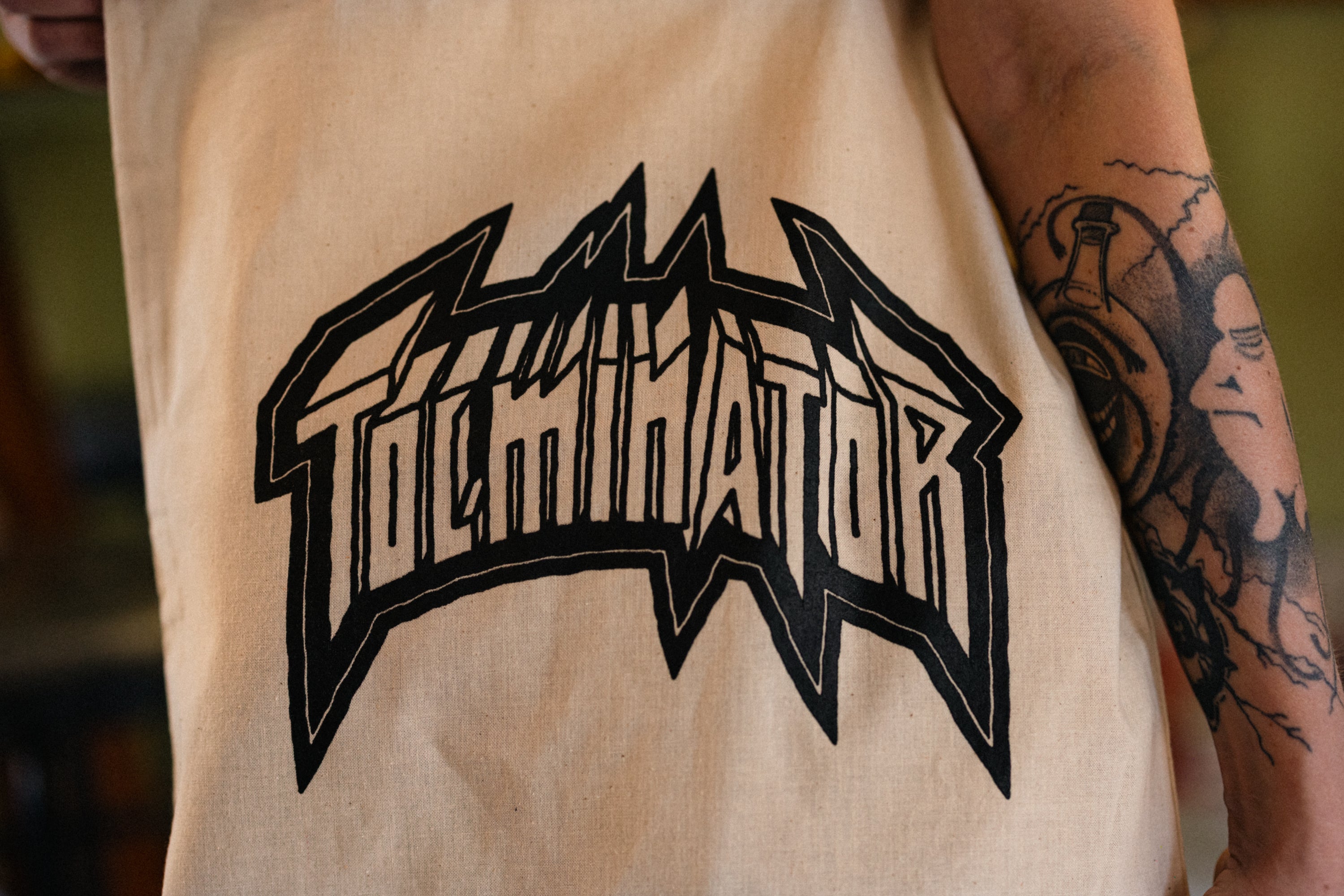 Logotip Tolminator - rjava torba